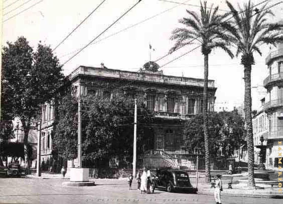 MH b- 032- Place Kleber et prefecture.jpg